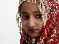 Gagandeep gioca con un vestito da sposa